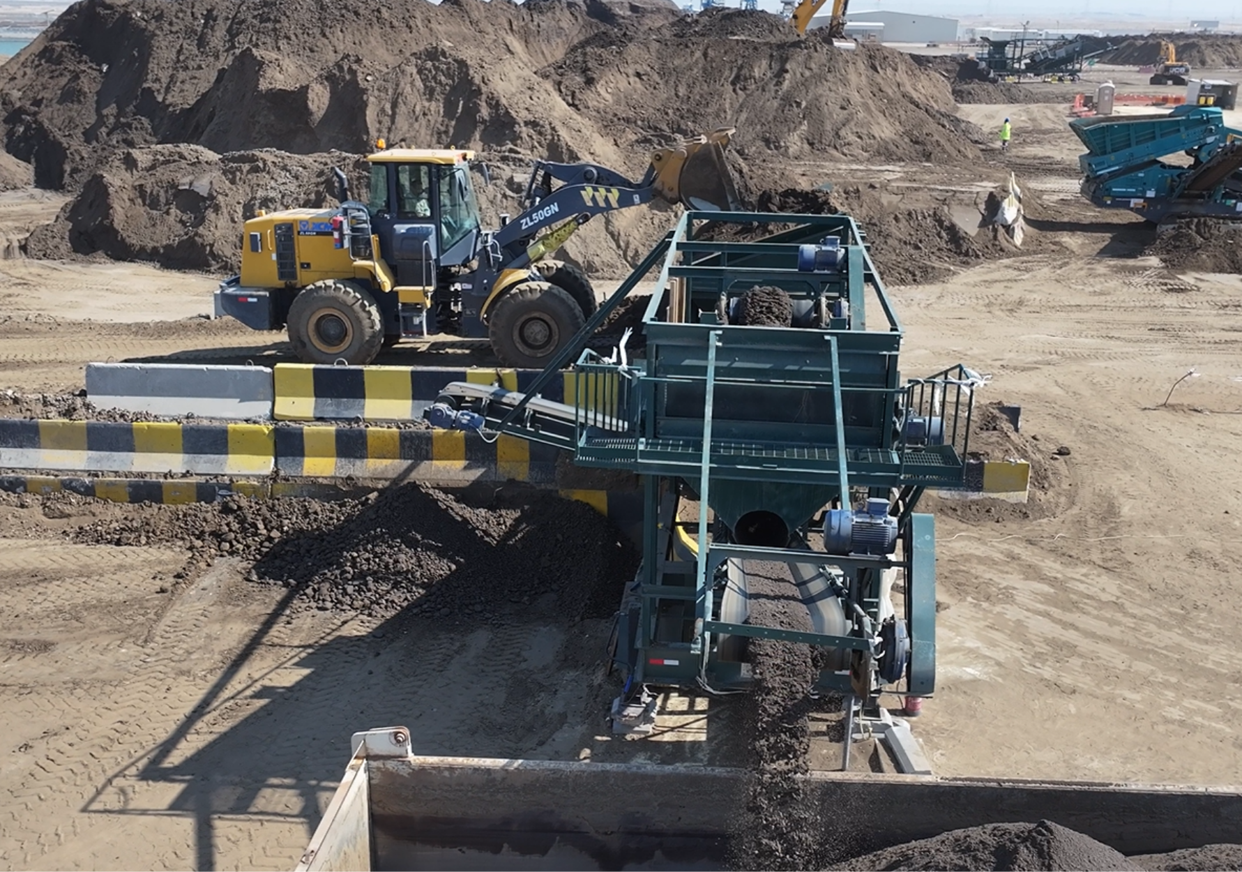 Double Deck Mobile Screening Unit - Dry Oil Contaminated Material Image