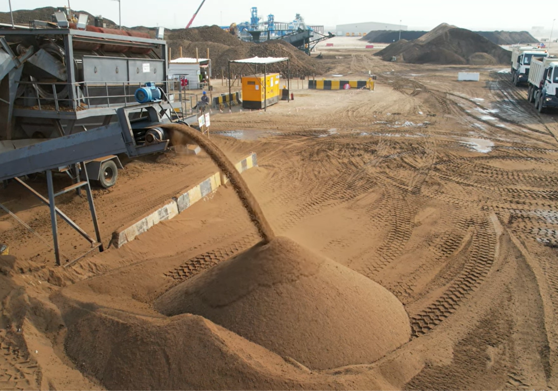 Output – Double Trommel Mobile Screening Unit | Wet Oil-Contaminated Material Image